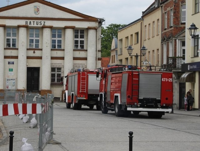 Samochody strażackie pod bankiem PKO w Oleśnie