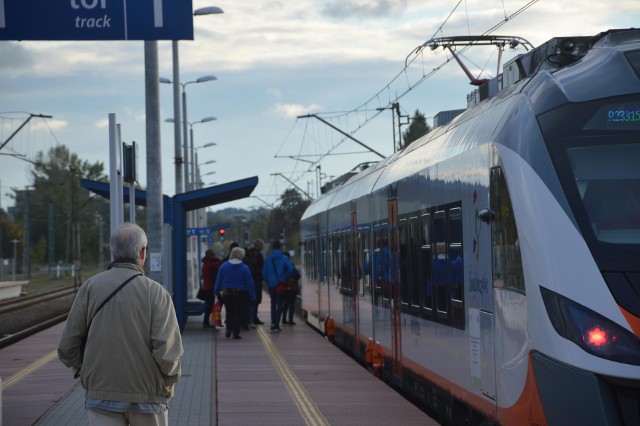 Pasażerów kolei dowiozą na dworzec elektryczne autobusy