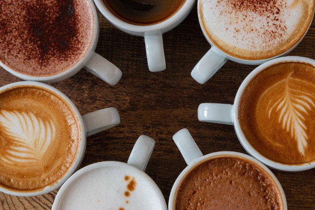 Przeciętnie spożywamy ok. 200 mg kofeiny dziennie. Jest to dawka bezpieczna dla większości z nas. Ilość ta odpowiada dwóm filiżankom kawy lub czterem puszkom Coli.