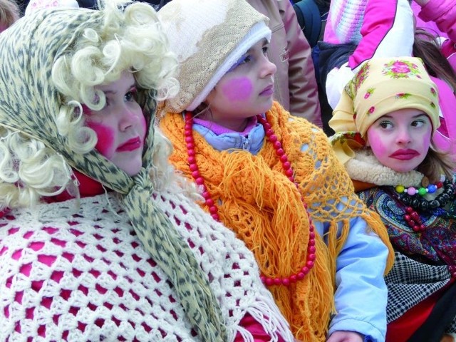 Kolorowe stroje ludowe są nieodłącznym elementem Zapustów Radziłowskich. Każdego roku ubierają się w nie nie tylko dzieci z pobliskich szkół, ale również starsi mieszkańcy gminy.