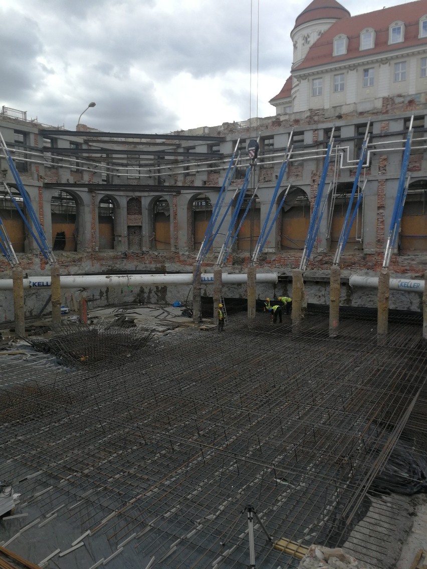 Naobiecywali odbudowanie historycznego hotelu Grand, potem...