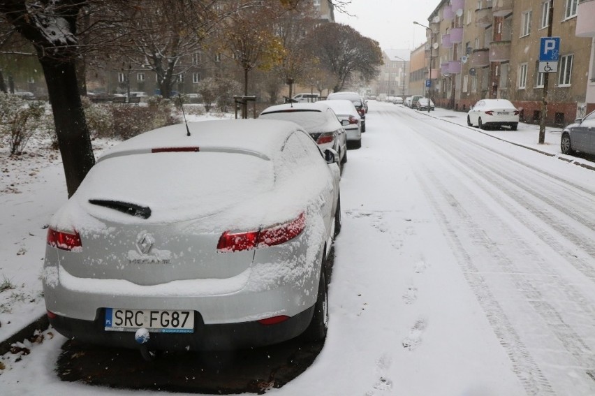 Sypnęło śniegiem we Wrocławiu. Szklanka na ulicach. Jak długo popada?