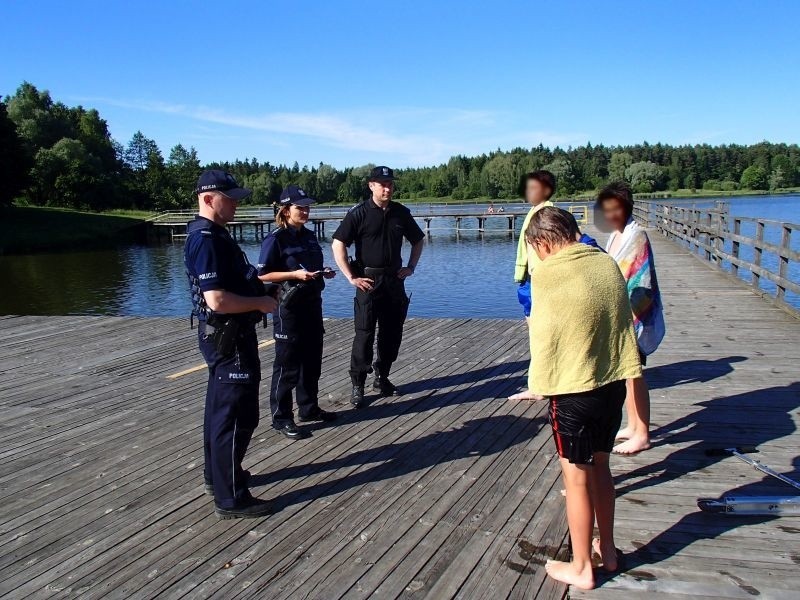Policjanci kontrolują kąpieliska