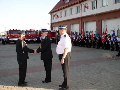 Komendant wojewódzki PSP, st. bryg. Andrzej Stopa nagradza dh. Mieczysława Ciska Medalem Honorowym im. Bolesława Chomicza. 