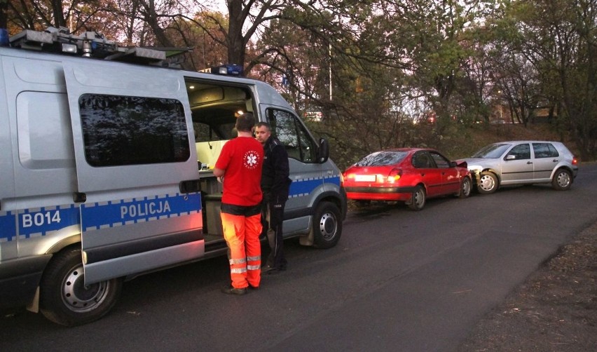 Groźny wypadek na Sępolnie. Czołowe zderzenie dwóch aut