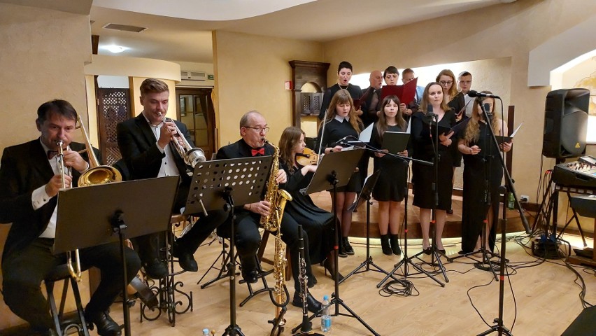 Chór Novi, Big Band Opatów i soliści wystąpili w opatowskim Żmigrodzie. Publiczność wysłuchała Koncertu Muzyki Dawnej