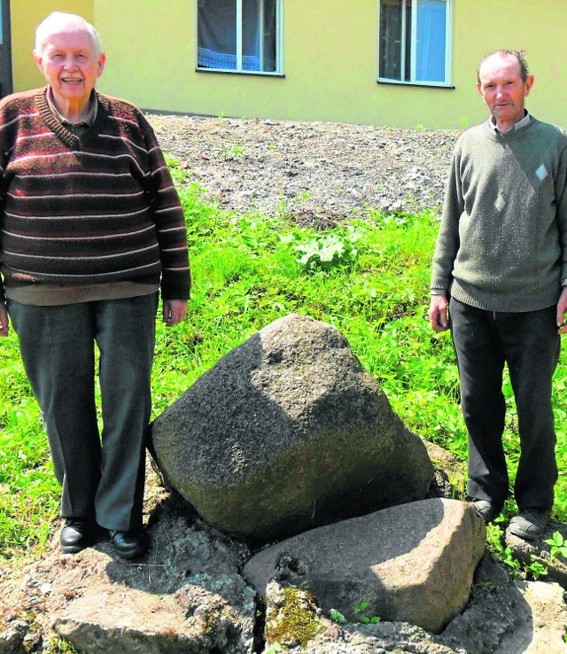 Zdzisław Kuliś (z lewej) i Stefan Falęcki przy milenijnym kamieniu w Donosach. Pamiętają obelisk w czasach świetności  i chcą, by przywrócić mu dawny blask.