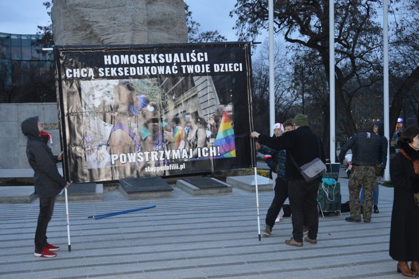 Deklaracja LGBT+. Pikieta zwolenników i przeciwników w Opolu