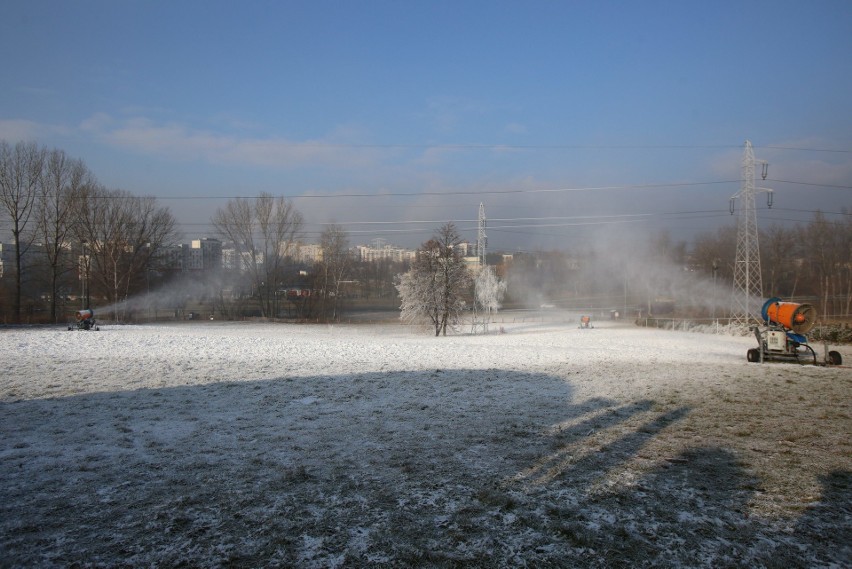 Trzy armatki śnieżne naśnieżają stok, gdy tylko temperatura...