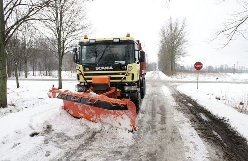 Pług śnieżny wpadł na osobówkę [FOTO]