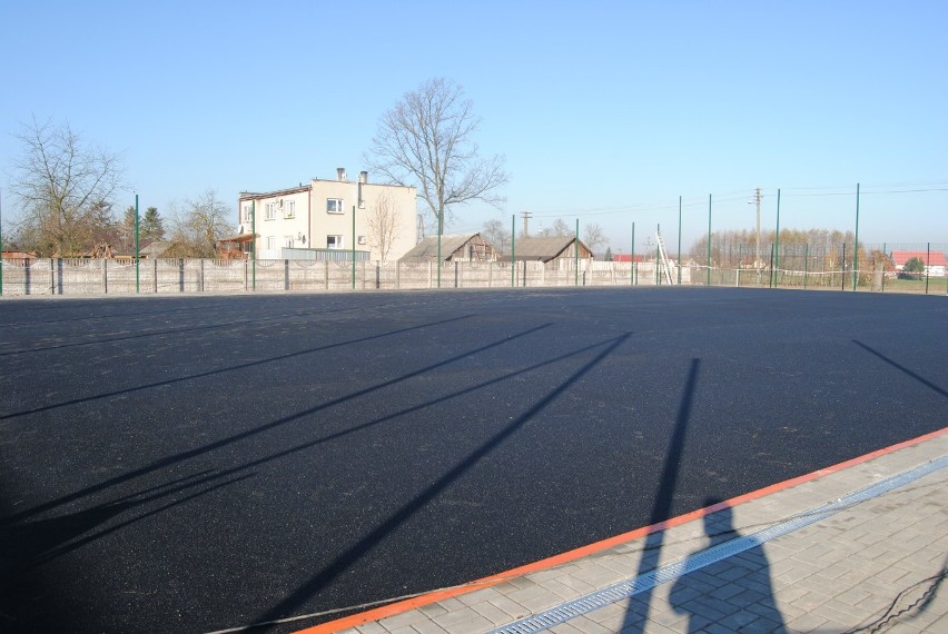 Kompleks sportowy powstaje przy szkole w Bebelnie. Wkrótce zostanie położona sztuczna nawierzchnia 