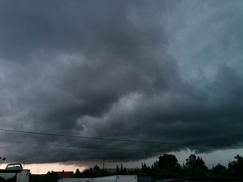 Potężne nawałnice nad Świętokrzyskiem. Ściana deszczu, wyrwane drzewa, podtopione domy [RAPORT NA BIEŻĄCO]