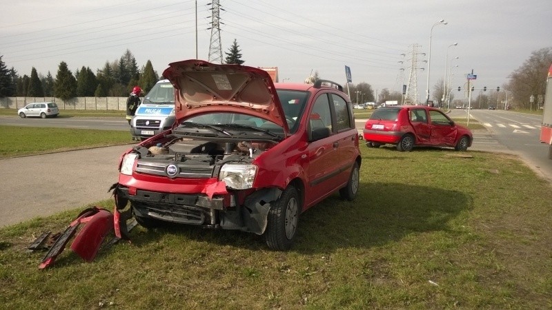 Wypadek na rondzie Sybiraków! 72-letnia kobieta nie ustąpiła pierwszeństwa [zdjęcia]