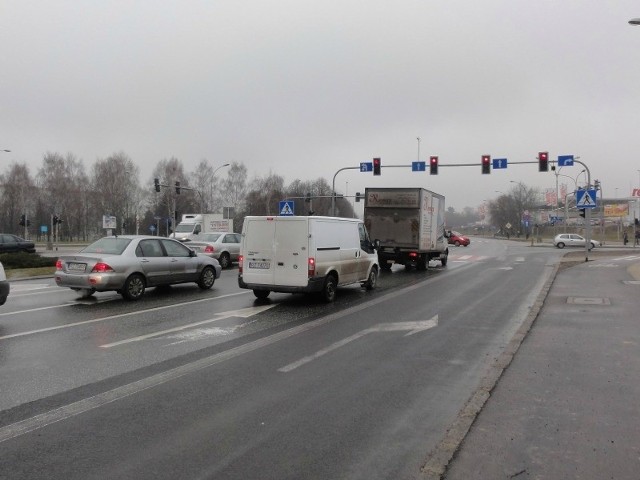 Na al. Witosa nowe strzałki zostaną namalowane w tym tygodniu. Remont chodnika (zdjęcie poniżej) drogowcy obiecują na wiosnę.