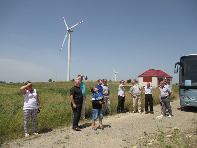 Kilkanaście osób zainteresowanych tematem utworzenia farmy wiatrowej w gminie Rytwiany obejrzało podobną farmę w Łękach Dukielskich.