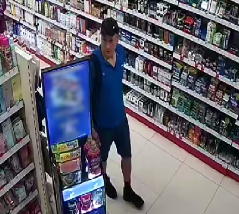 Ten mężczyzna podejrzany jest o kradzież perfum w drogerii...