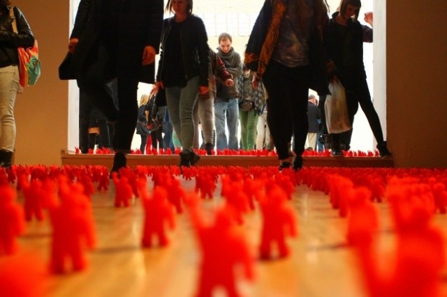 Małe czerwone ludziki dokonały w poniedziałek wieczorem inwazji na Galerię Miejską Arsenał podczas wernisażu rozpoczynającego festiwal Inwazja Barbarzyńców, poświęcony rozmaitym Innym i wykluczonym.