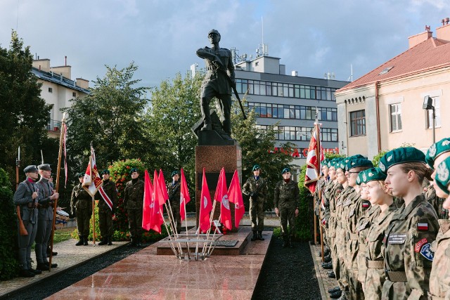 Uroczysta zbiórka strzelców i orląt z okazji 90-lecia pomnika płk. Leopolda Lisa-Kuli w Rzeszowie.