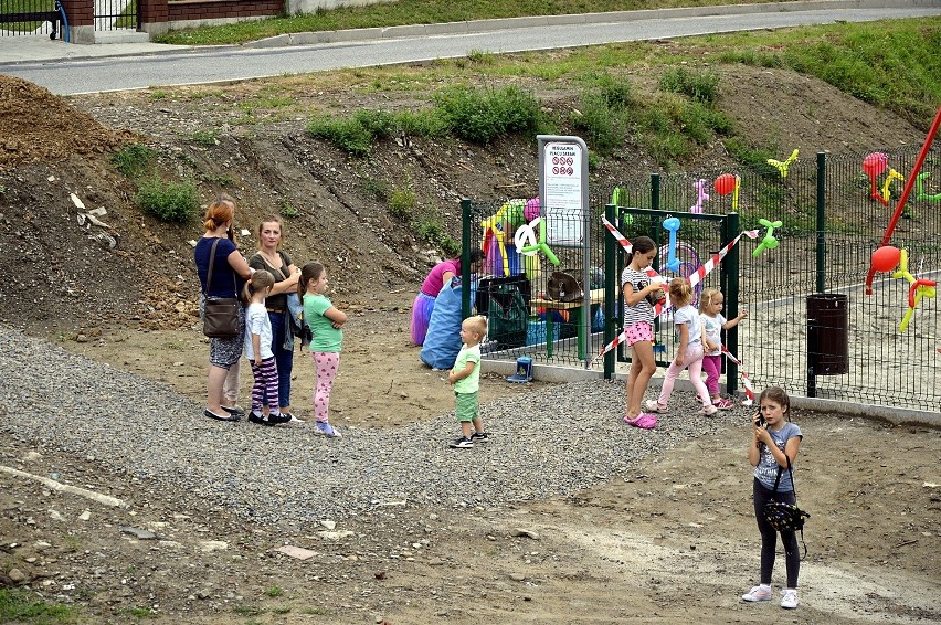Gorlice. Na osiedlu Łysogórskim na plac zabaw czekały trzy pokolenia. W piątek otwarto raj dla maluchów [ZDJĘCIA]