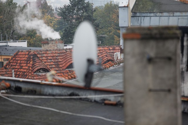 Największą emisję pyłów PM10 powoduje spalanie węgla w starych i często źle wyregulowanych kotłach i piecach domowych.