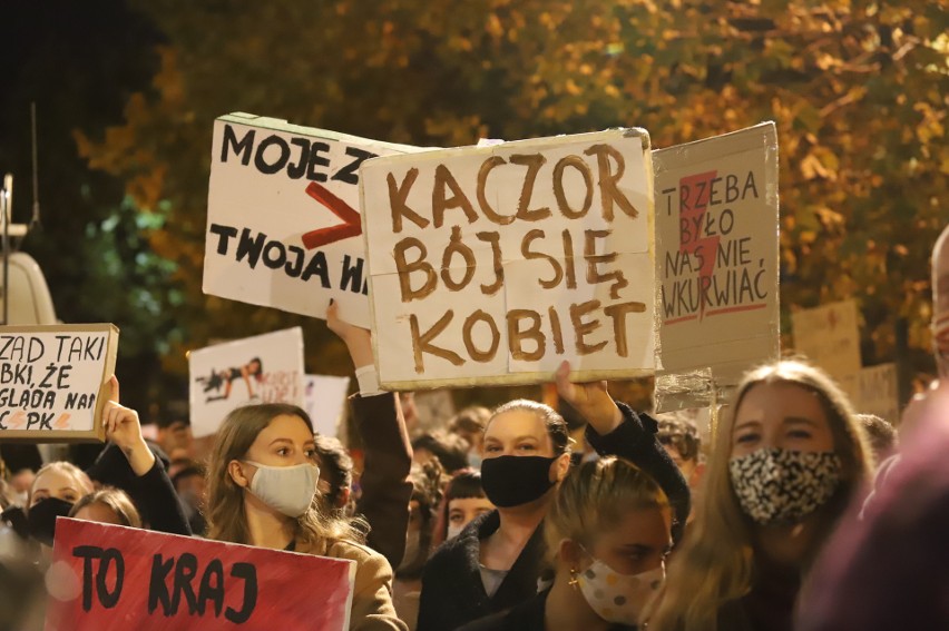 Protest kobiet przed archikatedrą i na ulicach Katowic, 26...