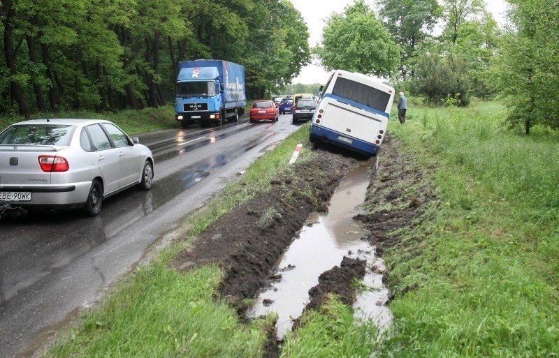 Groźny wypadek autobusu pod Pabianicami! Są ranni [zdjęcia, FILM]