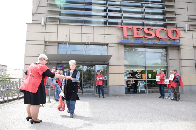 Protest pod Tesco na pl. Wolności w Opolu.