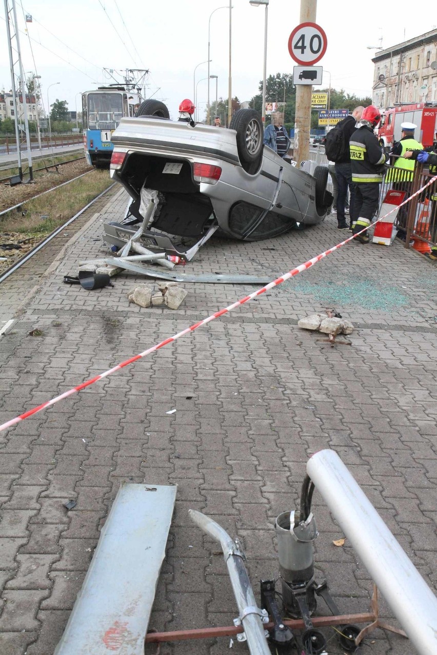 Wypadek, dachowanie BMW na przystanku przy ul. Żmigrodzkiej