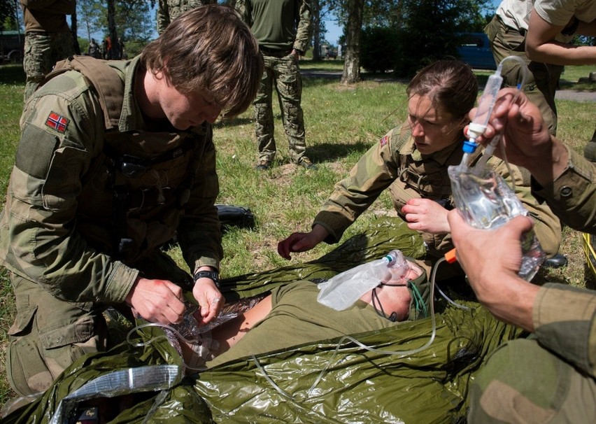 Norwescy żołnierze udzielają pomocy "rannemu".