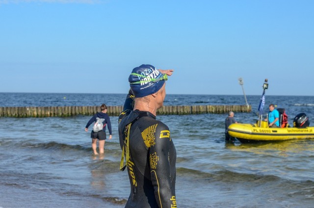 We wtorek o godz. 9, z kołobrzeskiej plaży do Bałtyku weszła pierwsza uczestniczka sześcioosobowej sztafety - 53 - letnie lekarz weterynarii Hanna Sokołowska. Jej zmiennicy, pięcioro pływaków (plus  troje rezerwowych) wypłynęło w stronę Szwecji na asekurującym śmiałków, kołobrzeskim kutrze James Cook. Przed nimi do pokonania 170 km Bałtyku. Płyną wpław, zmieniając się co godzinę. Jeśli ich wyczyn się powiedzie, będą pierwszymi na świecie, którzy pokonali Bałtyk wpław. Przypomnijmy, szóstka śmiałków, to pływacy amatorzy, zafascynowani triathlonem członkowie warszawskiego klubu Kuźnia Triathlonu. Do pokonania Bałtyku przygotowywali się przez rok. Zespół tworzą: Michał Jakubowski, Hanna Sokołowska, Marcin Bogucki, Marta Otto, Rafał Bebelski, Katarzyna Jonio, Bartosz Strojek, Małgorzata Żołnowska, Dorota Pawłowicz. Pływakom towarzysza trenerzy, wsparcie medyczne.  "Na sukces pracujemy codziennymi treningami, dzieląc czas między pracę, rodzinę i pasję" - deklaruje ekipa pływaków.  "Jesteśmy jednak czymś więcej niż tylko drużyną – przez lata stworzyliśmy grupę przyjaciół, którzy nawzajem się wspierają i motywują do działania. Razem szukamy nowych wyzwań i sił by je realizować. Wspólna pasja napędza nas do działania, dlatego ciągle chcemy sięgać dalej, tworzyć razem coś wielkiego. Podejmować się zadań, których nie udało się wykonać nikomu na świecie. Ten cel będziemy realizować my – amatorzy! Właśnie po to, aby sobie i innym udowodnić, że POZA HORYZONT może sięgnąć każdy.Naszą wyprawą chcielibyśmy pokazać, iż każdy, bez względu na wiek, płeć, zawód – może sięgać dalej, niż mu się wydaje, poza horyzont własnych możliwości, ograniczeń i marzeń." Przed pływakami najprawdopodobniej trzy dni i trzy noce w Bałtyku. Śmiałkowie ze stolicy idą w ślady swoich poprzedników z czesko - polskiej wyprawy, która w 2016r. podjęła podobne wyzwanie, ale niestety, z powodu złych warunków atmosferycznych, pływacy musieli zatrzymać się na Bornholmie i dopiero po przerwie popłynęli dalej. Zobacz także: Sztorm na Bałtyku