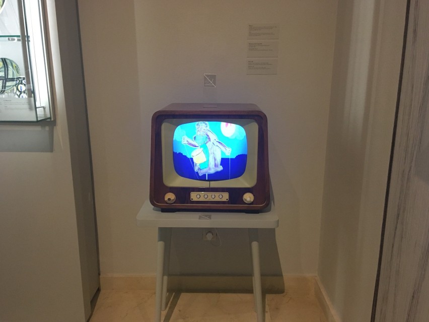 Po 1945 - W ekspozycji widzimy dawny telewizor, na którym...
