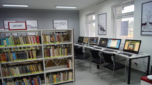 Tak wygląda Stacja Kultura i biblioteka otwarte na dworcu kolejowym w Rumii.