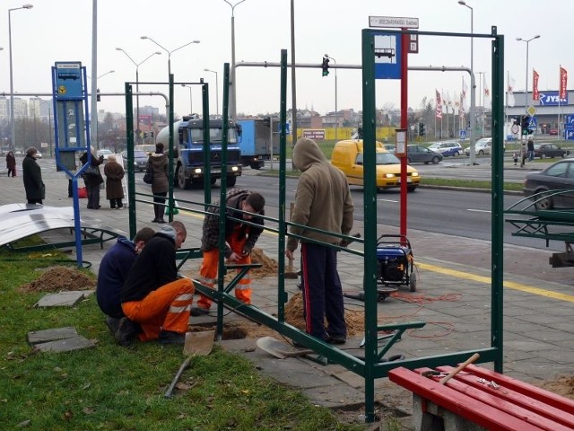 We wtorek pracownicy firmy Budotechnika ustawiali nową wiatę na przystanku przy skrzyżowaniu ulic Grzecznarowskiego i Osiedlowej.