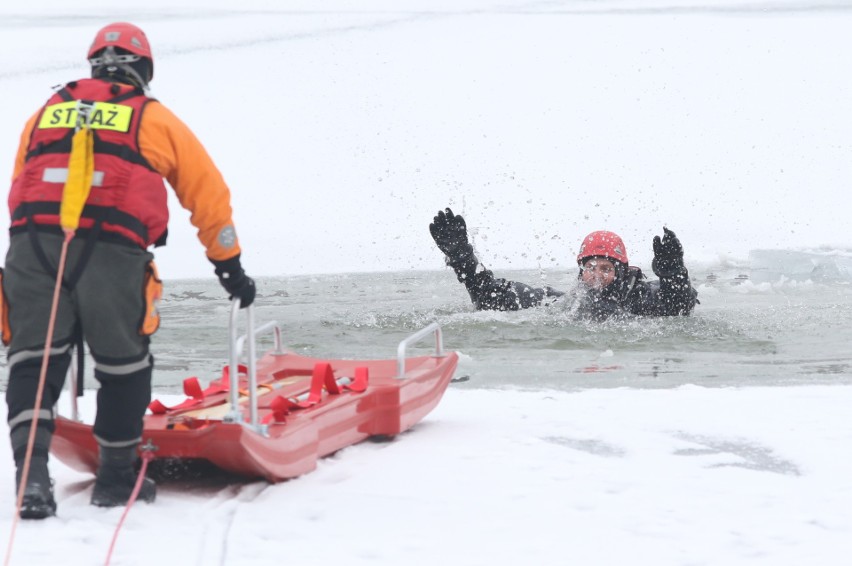 Kieleccy strażacy trenowali na zamarzniętym zalewie sposoby wydobywania z wody osoby, która utknęła pod lodem (WIDEO, zdjęcia)
