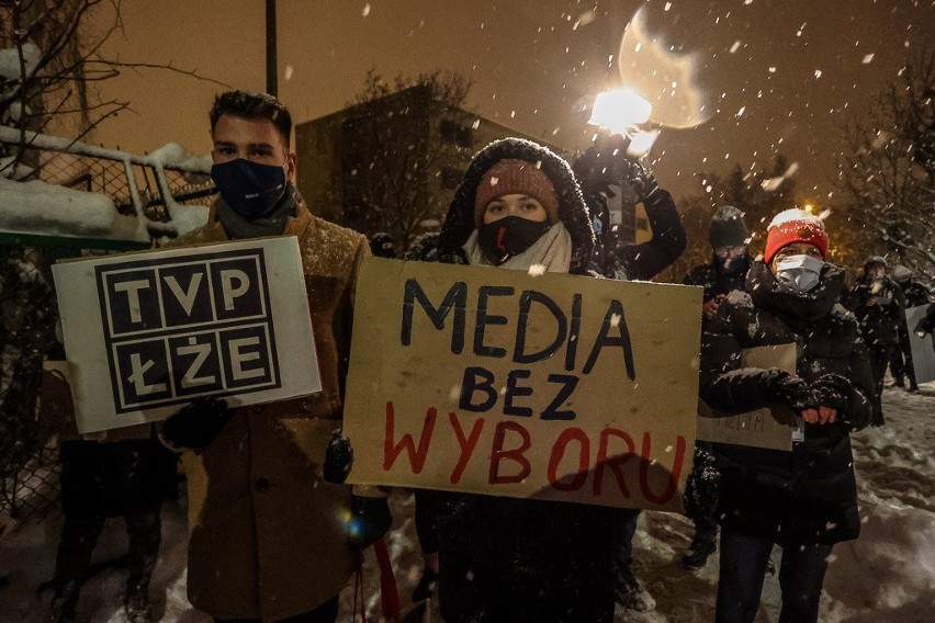 Protest "Media bez wyboru" przed regionalną siedzibą TVP w Gdańsku. Zdjęcia