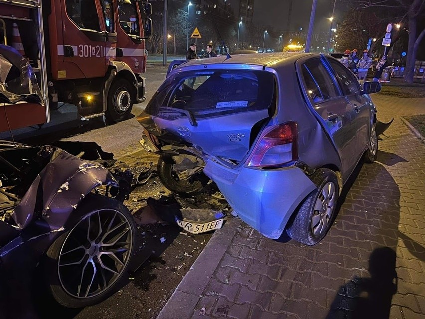 Koszmarne zderzenie aut w Krakowie na al. Pokoju. Skasował zaparkowane samochody