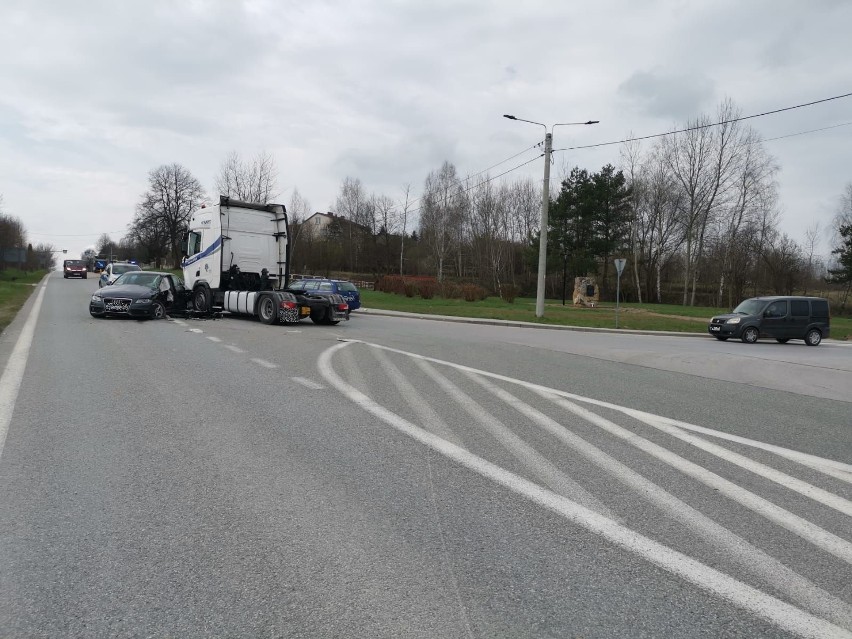 Zderzenie samochodu osobowego z ciężarówką w Kajetanowie. Jedna osoba ranna