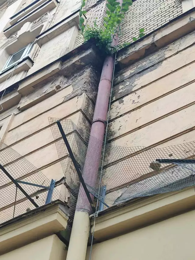Zabezpieczenie elewacji budynku na ul. Miodowej