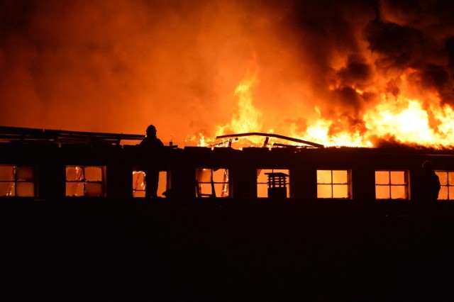 W akcji gaszenia dachu uczestniczyło 38 strażaków.