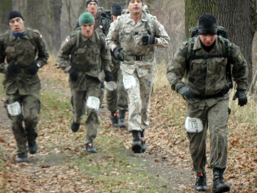 Maraton Komandosa co roku biegną setki zawodników