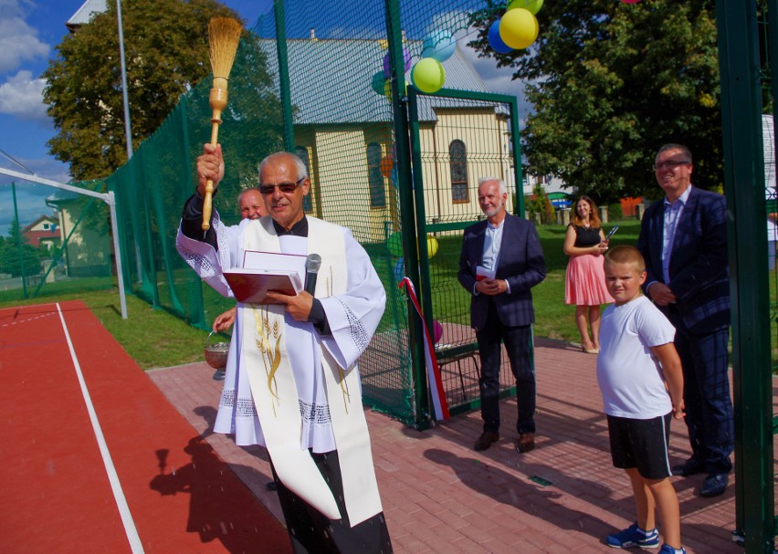 Tarnobrzeska "jedenastka" doczekała się boiska. Prezydent i radna w bramce [ZDJĘCIA]