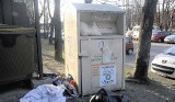 Bałagan i śmieci przy kontenerach na używaną odzież