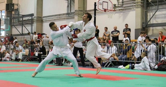 Paweł Bombolewski (z prawej) - najlepszy w kumite seniorów