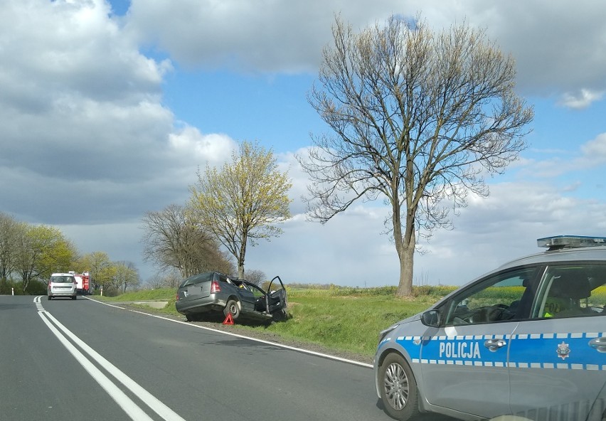 Wypadek na drodze Wrocław - Świdnica. Auto w rowie 