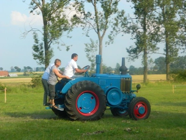 Zabytkowy traktor marki LanzBulldog cieszył się niemałym powodzeniem.