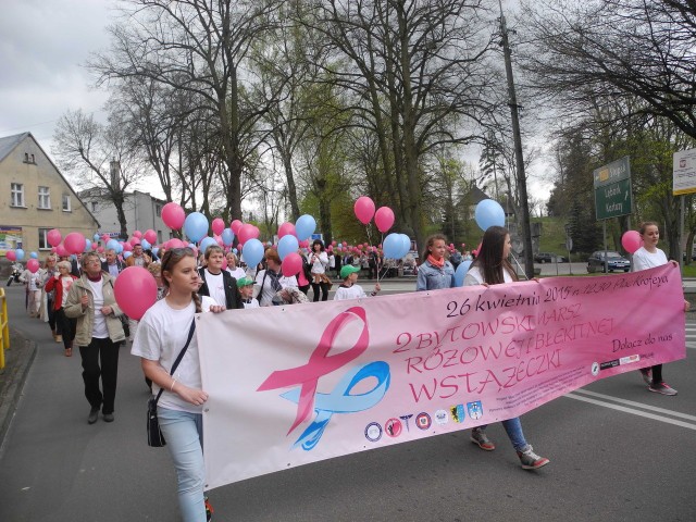W Bytowie odbył się drugi marsz różowej i błękitnej wstążeczki.