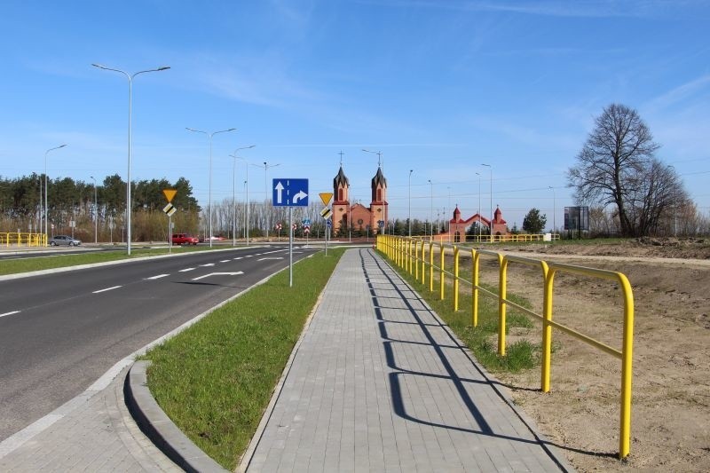 Wzdłuż nowej drogi powstały chodniki i ścieżki rowerowe,...