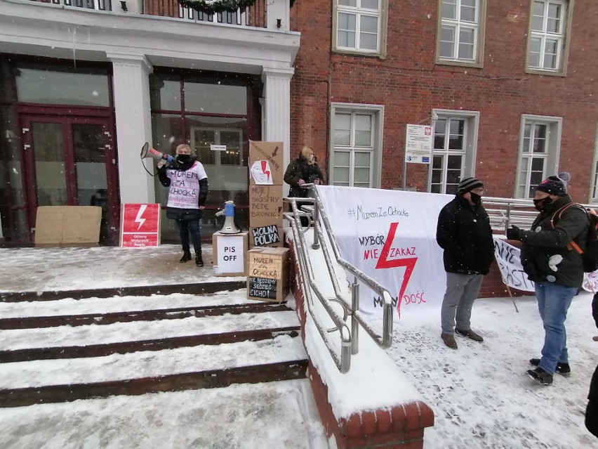 „Murem za Ochocką!”: demonstracja solidarności z dyrektorką szkoły w Tczewie