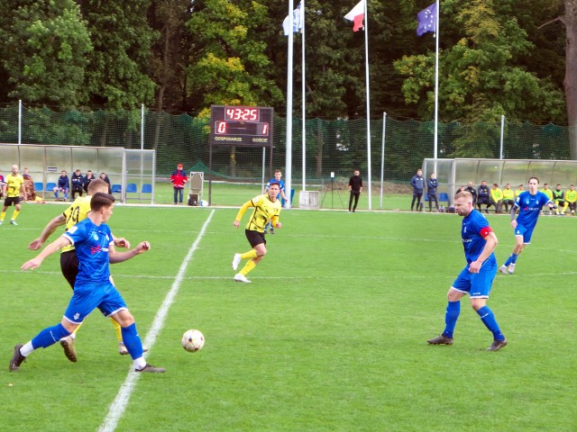 Texom Sokół Sieniawa (niebieskie stroje) przegrał z ekipą z Lubaczowa.