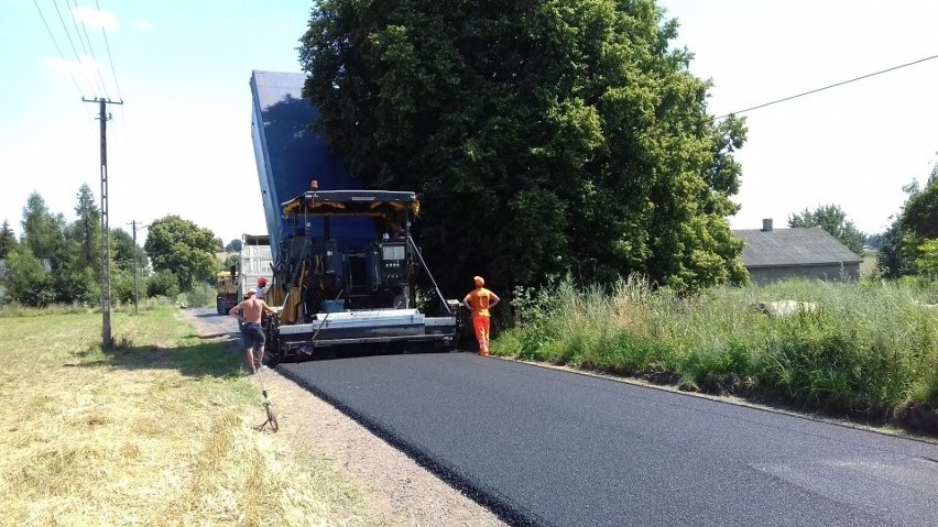 W gminie Waśniów zakończyły się prace remontowe na drogach...